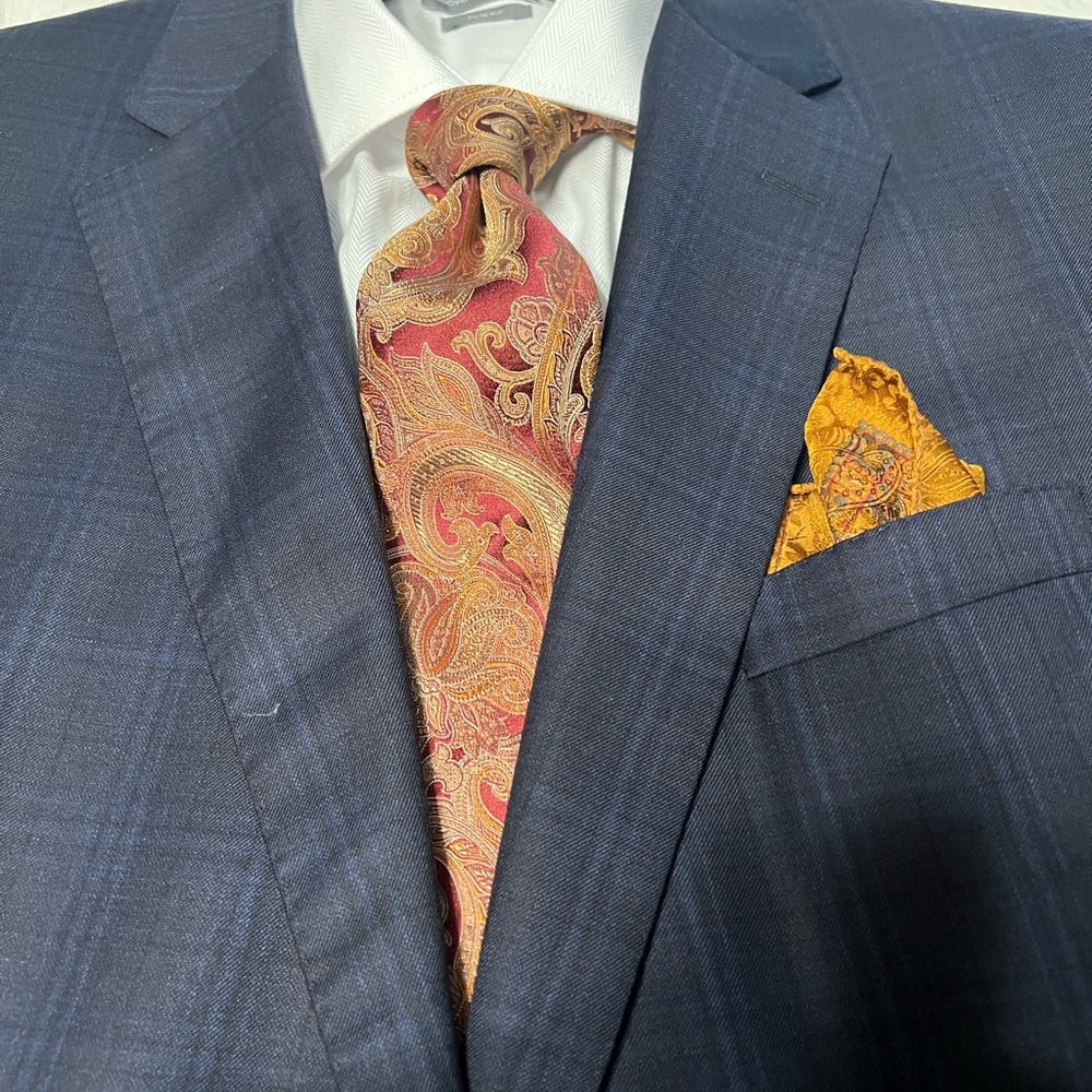 Canali Burgundy Tie with Gold Paisley - Picture 5 of 6